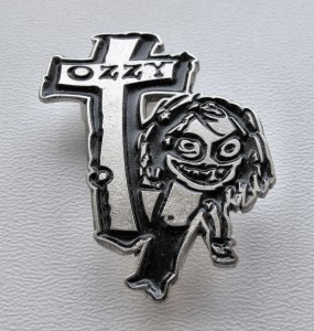 Przypinka OZZY OSBOURNE - Ozzy with cross