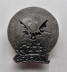 Przypinka OZZY OSBOURNE - Bat