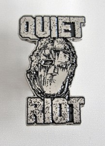 Metalowa Przypinka QUIET RIOT